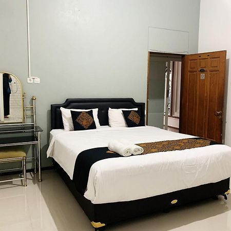 จาฮาตา บารู ชาเรียะฮ์ เรดพาร์ตเนอร แอท ดูกูฮ์ กูปัง Hotel สุราบายา ภายนอก รูปภาพ